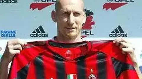 李亚鹏分享李嫣童年术后照，深情注视女儿眼神满载爱意