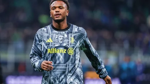 “广东29分惨败遭遇挑战？杜锋战术引争议：11冠霸主季后赛前景堪忧”