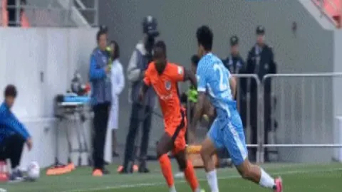 国足新帅伊万上任后克服挑战，球队青春化转型，战术布局游刃有余。